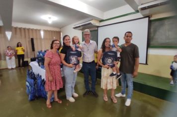 Foto - ENTREGA SIMBOLICA DE MOCHILAS 2024 