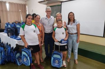 Foto - ENTREGA SIMBOLICA DE MOCHILAS 2024 