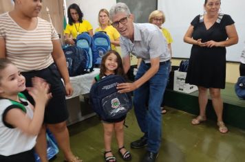 Foto - ENTREGA SIMBOLICA DE MOCHILAS 2024 