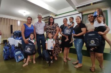 Foto - ENTREGA SIMBOLICA DE MOCHILAS 2024 