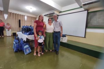 Foto - ENTREGA SIMBOLICA DE MOCHILAS 2024 