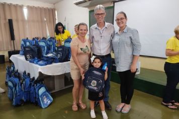 Foto - ENTREGA SIMBOLICA DE MOCHILAS 2024 