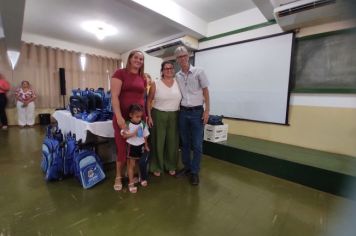 Foto - ENTREGA SIMBOLICA DE MOCHILAS 2024 