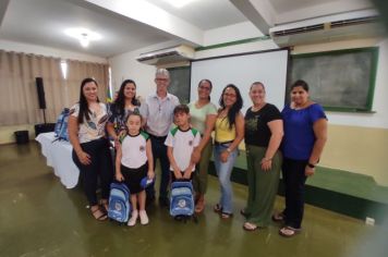 Foto - ENTREGA SIMBOLICA DE MOCHILAS 2024 