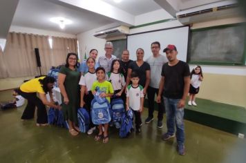 Foto - ENTREGA SIMBOLICA DE MOCHILAS 2024 