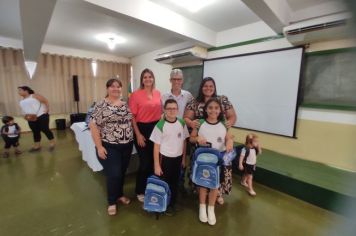 Foto - ENTREGA SIMBOLICA DE MOCHILAS 2024 