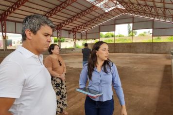 Foto - OBRAS EM VIAS PÚBLICAS, ESCOLA E ENTREGA DE VEÍCULO À SECRETARIA DE AGRICULTURA