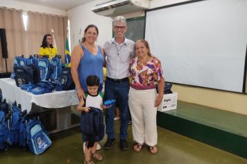 Foto - ENTREGA SIMBOLICA DE MOCHILAS 2024 