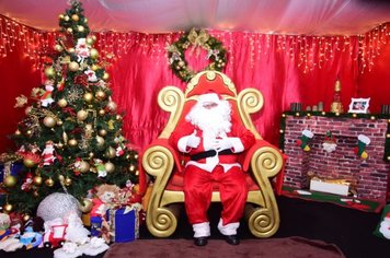 População comemora Natal de Luz e Chegada do Papai Noel