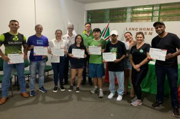 ATLETAS DO BOLSA ATLETA FORAM HOMENAGEADOS NO DIA DO EDUCADOR FÍSICO.