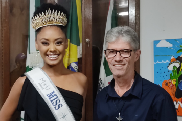 ENCONTRO NO GABINETE DO PREFEITO CELEBRA MISS UNIVERSO BANDEIRANTES E RECEBE ACLAMAÇÃO!