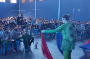 DIVERSÃO INFORMATIVA: PEÇA TEATRAL ENSINA CRIANÇAS SOBRE ABUSO E EXPLORAÇÃO SEXUAL DE CRIANÇAS E ADOLESCENTES
