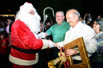 Decorações, iluminação e chegada do Papai Noel encantam moradores