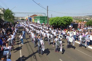Grande público prestigia Desfile Cívico em homenagem a Pátria