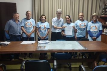 ASSOCIAÇÃO DE MORADORES DO DISTRITO DO SERTÃOZINHO RECEBE ASSINATURA DA LEI DE UTILIDADE PÚBLICA.