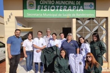 PROFISSIONAIS DA SAÚDE DO CENTRO DE FISIOTERAPIA DE BANDEIRANTES RECEBEM NOVOS JALECOS