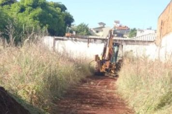 Proprietários de terrenos baldios sujos estão sendo notificados para realizarem as limpezas. Em caso de descumprimento, multas serão aplicadas.