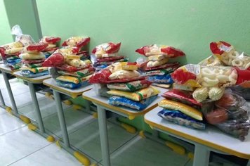 Prefeitura e Secretaria da Educação entregam kits de alimentos aos alunos da rede municipal