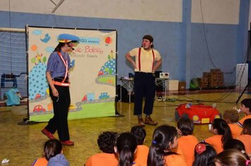 Alunos recebem Show de Boleia do Plantão do Sorriso