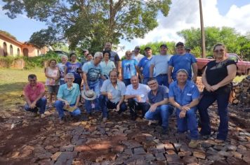SERVIÇO PARA PAVIMENTAÇÃO COM PEDRAS IRREGULARES INICIA NA ESTRADA RURAL DE ACESSO AO BAIRRO TRÊS ÁGUAS EM BANDEIRANTES-PR