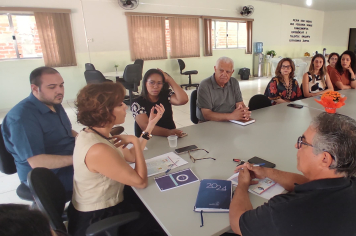 ACOLHIMENTO FAMILIAR: REUNIÃO EM BANDEIRANTES REFORÇA UNIÃO DE PODERES EM PROL DA INFÂNCIA 