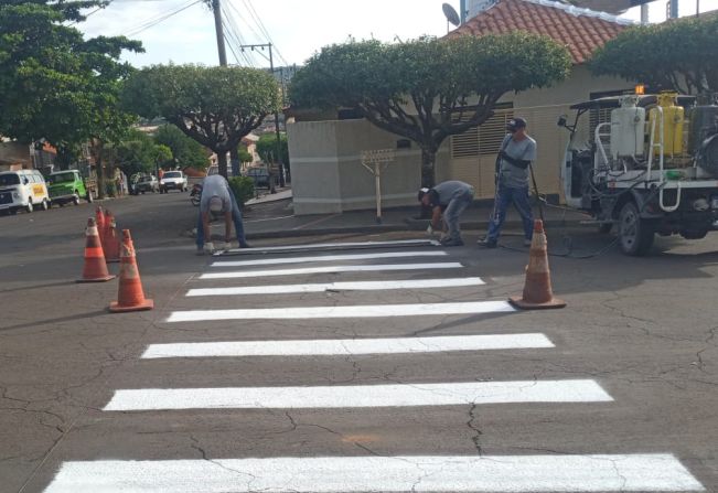 Prefeitura de Bandeirantes segue com a pintura de sinalização viária na cidade.