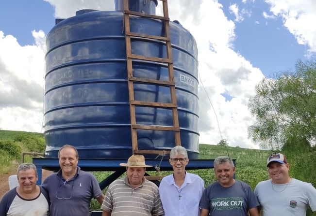 SUPRIMENTO DE ÁGUA POTÁVEL CHEGA A FAMÍLIAS DA BARRINHA DO CATETO