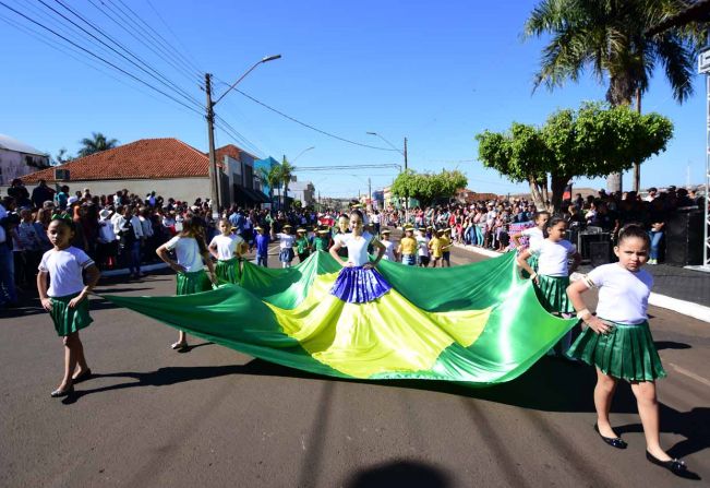 Desfile Cívico é prestigiado por grande público