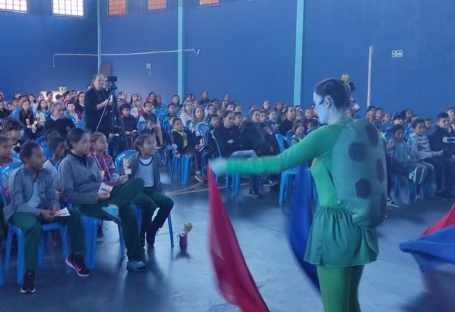 DIVERSÃO INFORMATIVA: PEÇA TEATRAL ENSINA CRIANÇAS SOBRE ABUSO E EXPLORAÇÃO SEXUAL DE CRIANÇAS E ADOLESCENTES