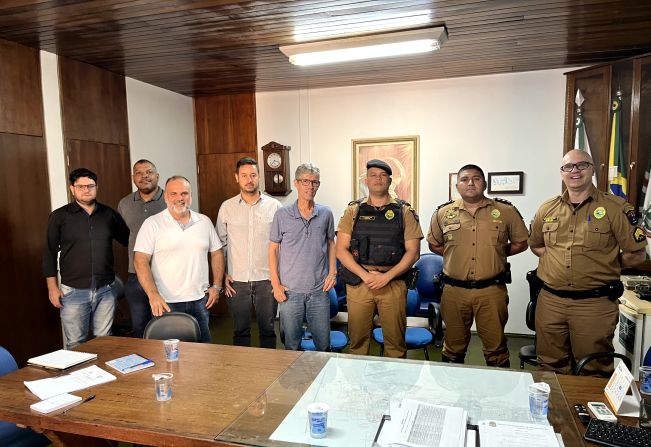 PREFEITO JAELSON SE REÚNE COM O PADRE ROSINEI E COM POLICIAIS MILITARES PARA DISCUTIR O ACESSO AO SANTUÁRIO SÃO MIGUEL ARCANJO.