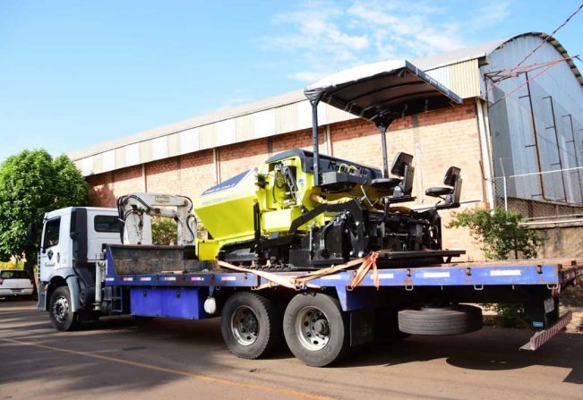 Máquina pavimentadora chega para compor serviço asfáltico