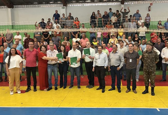 Prefeitura de Bandeirantes, através da secretaria de Habitação, junto da COHAPAR realizam a entrega da escritura de casas para 93 famílias.