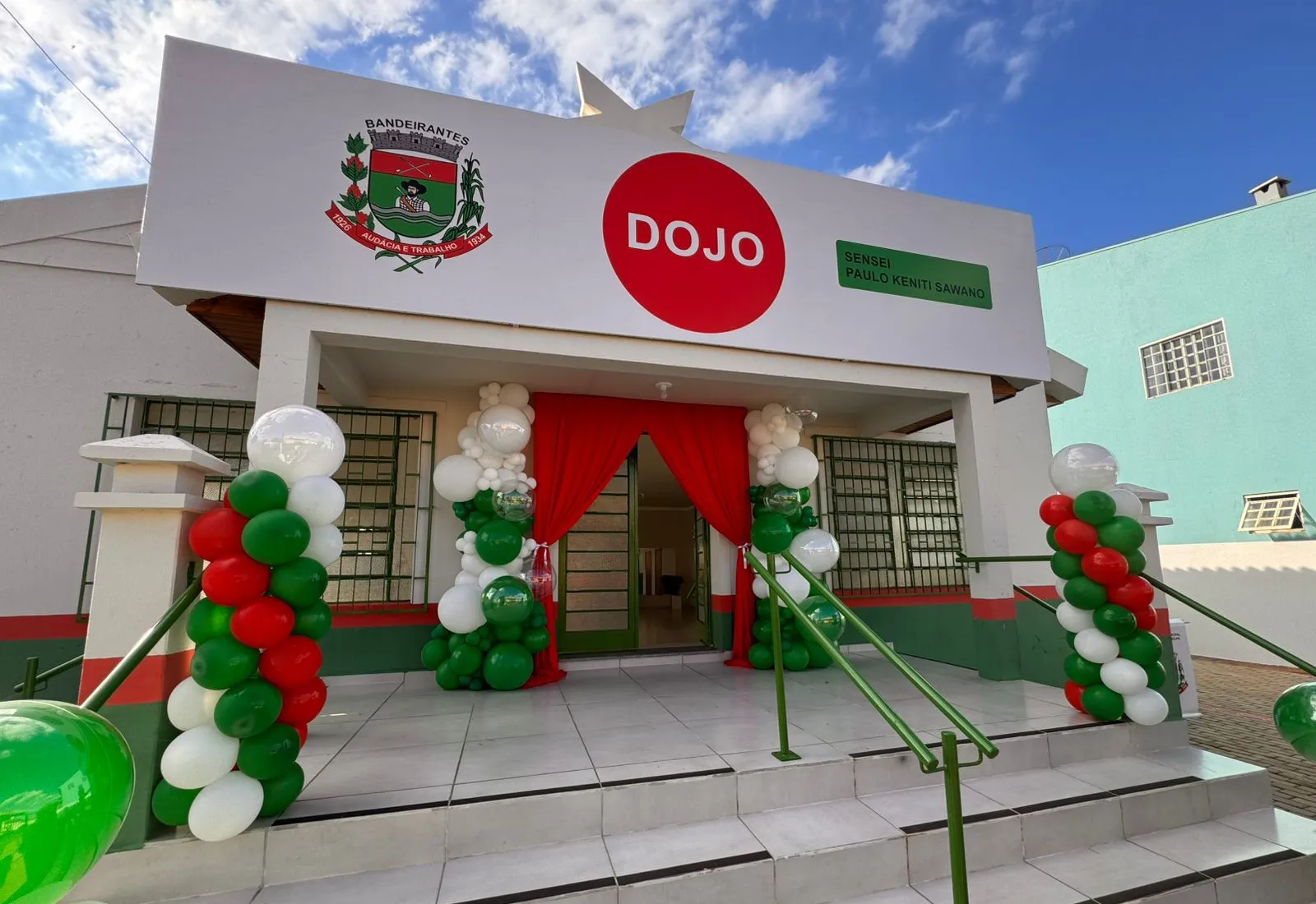 BANDEIRANTES ENTREGA NOVA MINI ESCAVADEIRA E REINAUGURA DOJÔ MUNICIPAL REVITALIZADO