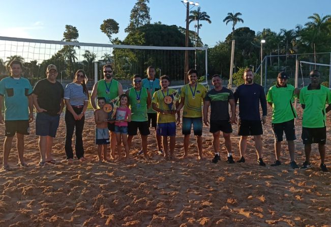 SOB O SOL: AÇÃO E COMPETIÇÃO NO TORNEIO DE VÔLEI DE PRAIA DO FIM DE SEMANA