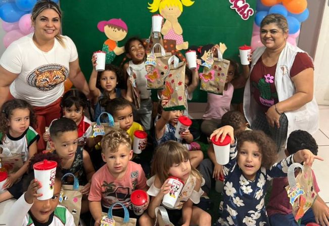 CRIANÇADA FAZ A FESTA NAS ESCOLAS MUNICIPAIS E CENTROS MUNICIPAIS DE EDUCAÇÃO INFANTIL DE BANDEIRANTES 