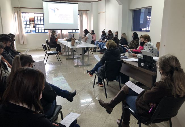 Cursos de capacitação são ministrados para professores e diretores das escolas da rede municipal de educação para prepara-los para novo modelo de aulas.