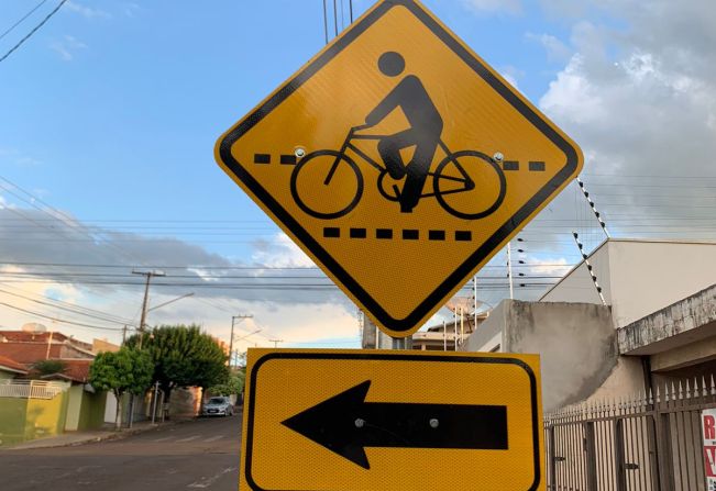 Atendendo a pedidos da população, ciclovia é instalada no município.