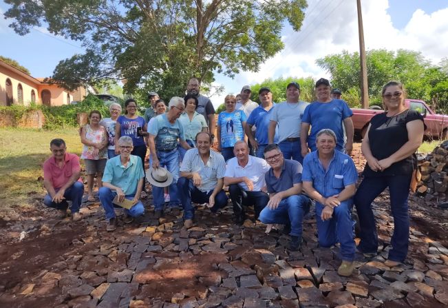 SERVIÇO PARA PAVIMENTAÇÃO COM PEDRAS IRREGULARES INICIA NA ESTRADA RURAL DE ACESSO AO BAIRRO TRÊS ÁGUAS EM BANDEIRANTES-PR