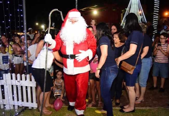 Chegada do Papai Noel e decoração de luzes marcam festividades natalinas