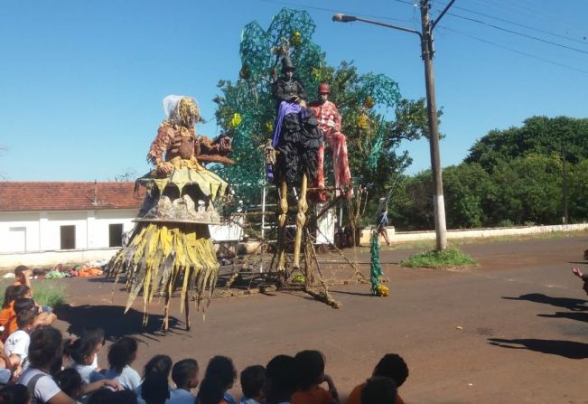 Espetáculo ‘A Pereira da Tia Miséria’ encanta público em Bandeirantes