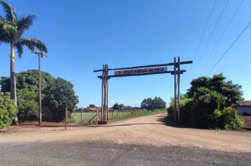 BANDEIRANTES PROMOVE MELHORIAS NAS ESTRADAS DE ACESSO À VILA RURAL E VIZINHANÇA COM RECURSOS PRÓPRIOS MELHORANDO A TRAFEGABILIDADE 