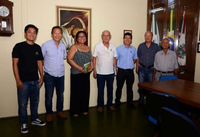Prefeito Lino recebe diretoria da ACEB